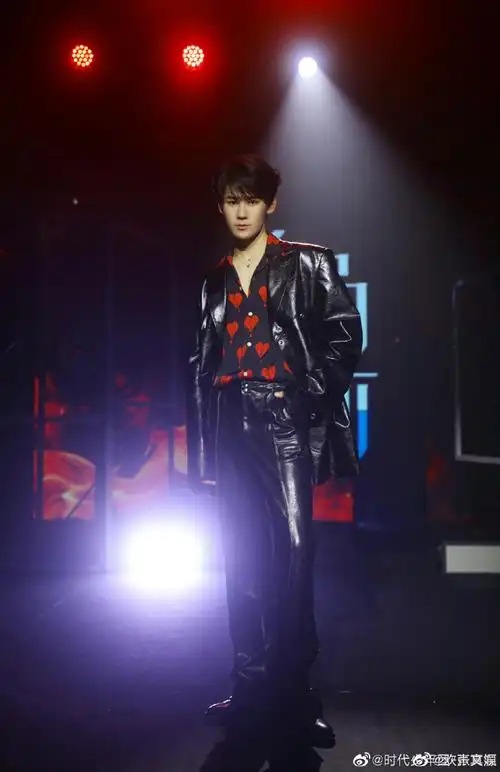 皮衣抓拍#张真源怎么抓拍也这么帅,睡前看到好幸福,今晚做梦素材有!