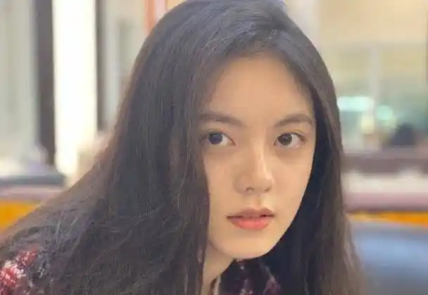 原创赵今麦穿中戏羽绒服上课在学校里保持素颜拍照也是直女角度