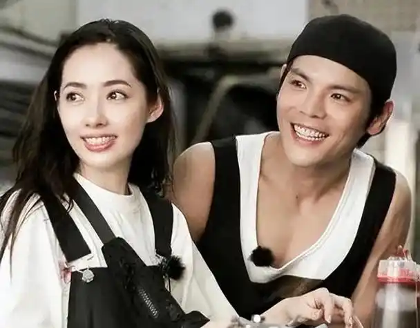 香港豪门向家的大儿子向佐与娱乐界的女演员郭碧婷,自2018年公开了