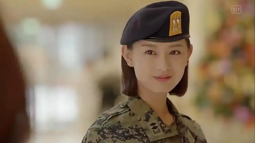 不得不说小姐姐就算穿军装也很美啊～扮演了人美心善的女二号又在双宋