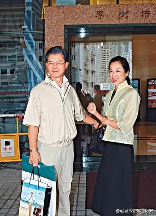 2005年朱玲玲和霍震霆离婚霍家资产百亿她为何一分钱未要