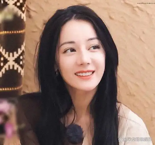 迪丽热巴淡妆与浓妆的随意切换,展现多重魅力