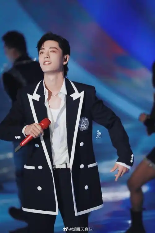 肖战挑染蓝发#九敏!居然还能看到肖战染发!虽然是挑染但是也太可了!