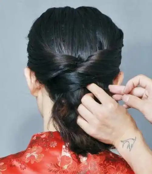 旗袍发型怎么扎简单复古旗袍盘发教程图解