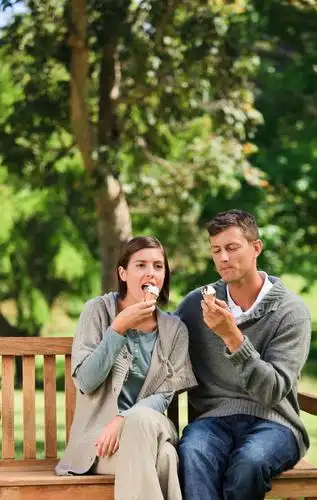 西方人,两个人,家庭,夫妻,坐,吃,竖图,室外,白天,正面,爱情,草地,草坪