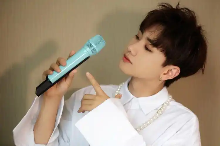 王诗龄,汪苏泷合照曝光,14岁比34岁还成熟,评论区留言给出答案