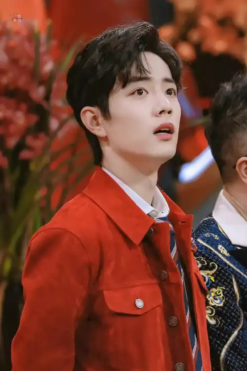 x玖少年团肖战daytoy#肖战#200125 北京台春晚 红衣战肖战穿红色是真