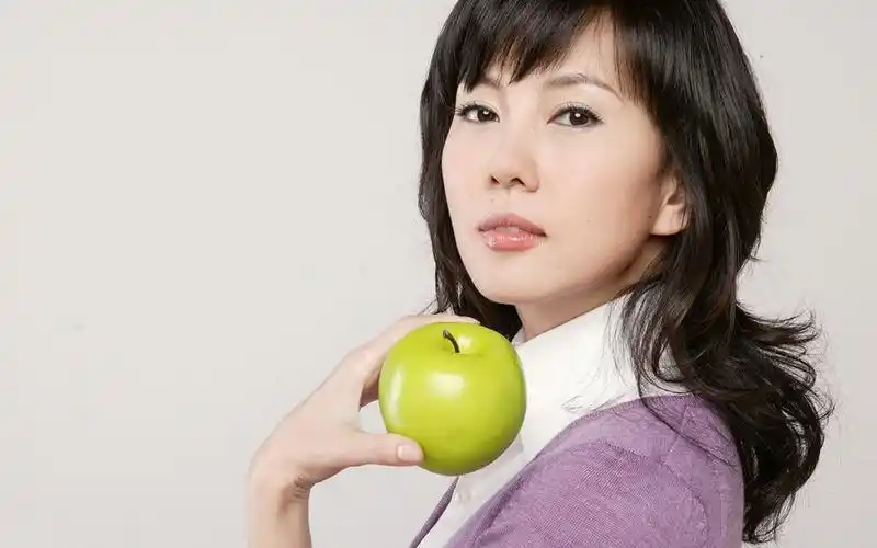 韩国美女明星金南珠桌面壁纸