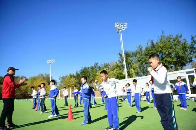 11月7日10时,中国科学院附属玉泉小学门口,百余名小学生头戴黄色安全