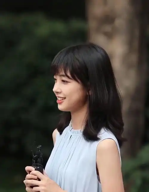 最甜央视记者王冰冰素颜出镜无压力造型装扮更像学生