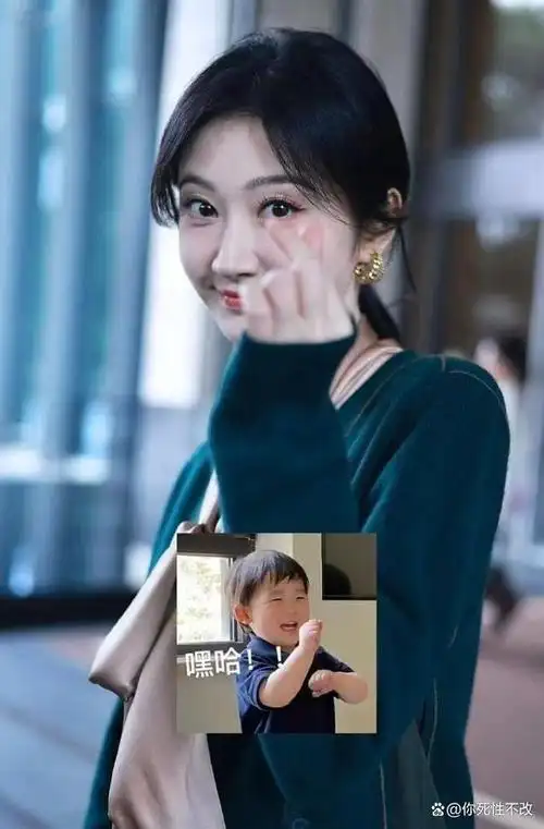 景甜机场秀气可人,皮肤精致白皙,温婉气质如小兔儿般娇柔动人