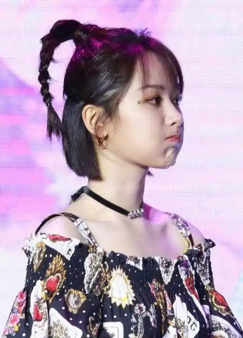 杨紫也是百变美少女,尤其是发型,各种编发让她立马俏皮又仙气_马尾