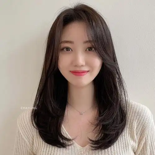 原创女发别再烫满头小卷发了,太老气,现在流行这几种显年轻的发型