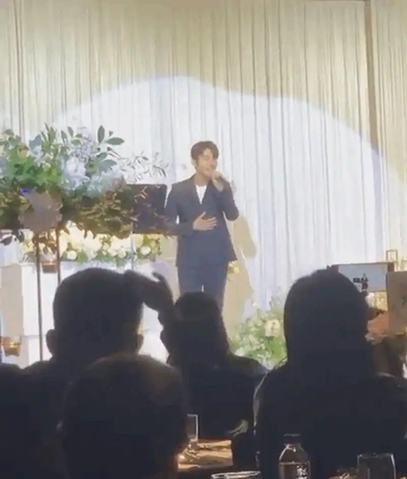 婚礼现场沈昌珉还为经纪人唱歌祝福,郑允浩担任mc,羡慕现场的嘉宾可以