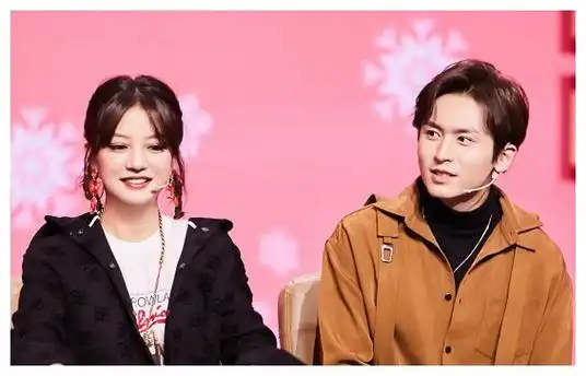 用无知当借口曾穿侵华日军军旗装的赵薇旗下艺人张哲瀚因在日本乃木