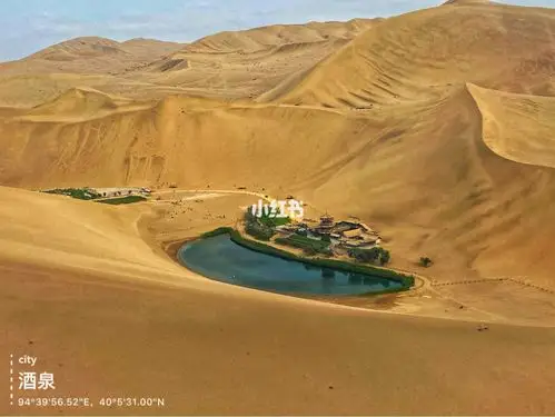 敦煌鸣沙山月牙泉