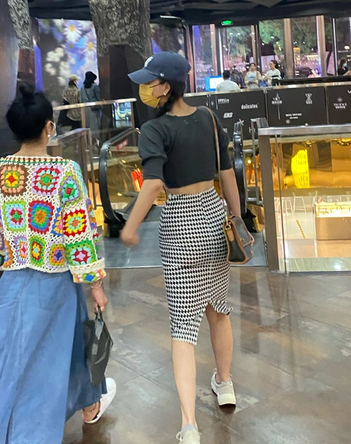 43岁影后殷桃晒逛街背影照身材苗条似少女曾嫁入豪门息影三年