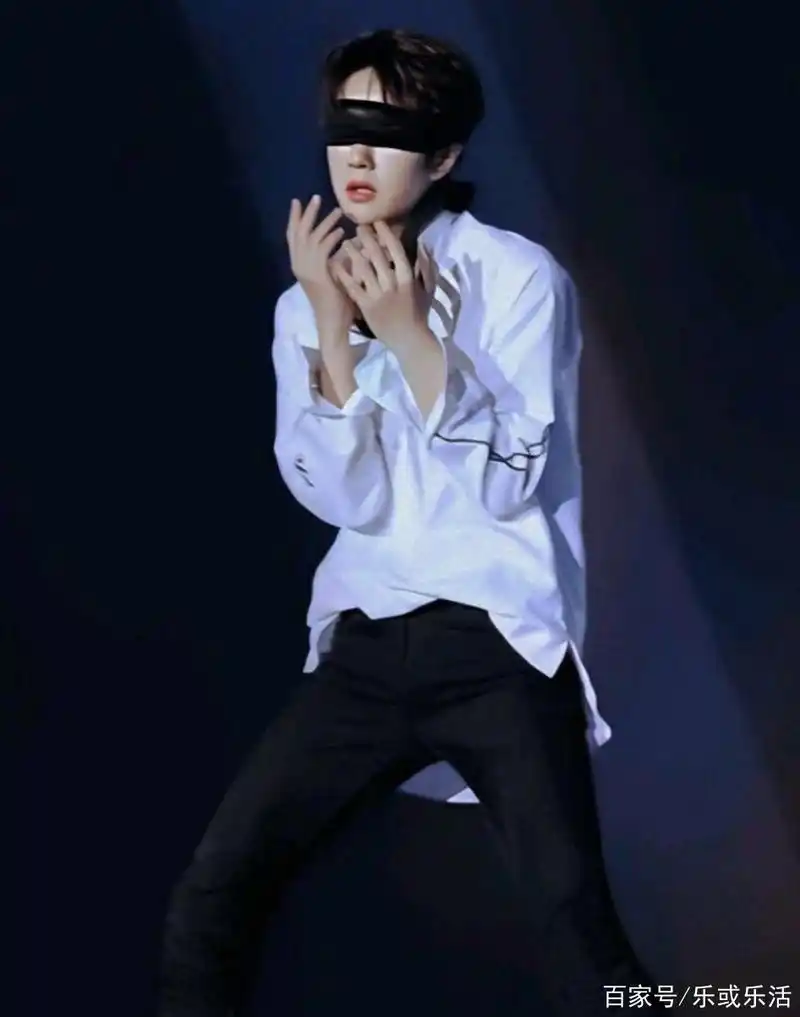 找了好久的王一博蒙眼跳舞图,全套来了