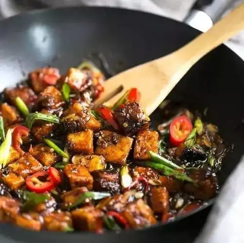 p>炒菜,中国菜的常用制作方法,将一种或几种菜在特制的凹型锅内,以火