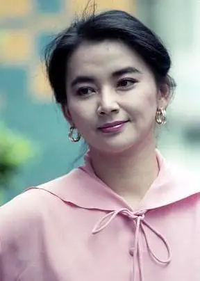 62岁胡慧中近况前夫遭横死,二婚老公坐牢,如今她老得认不出