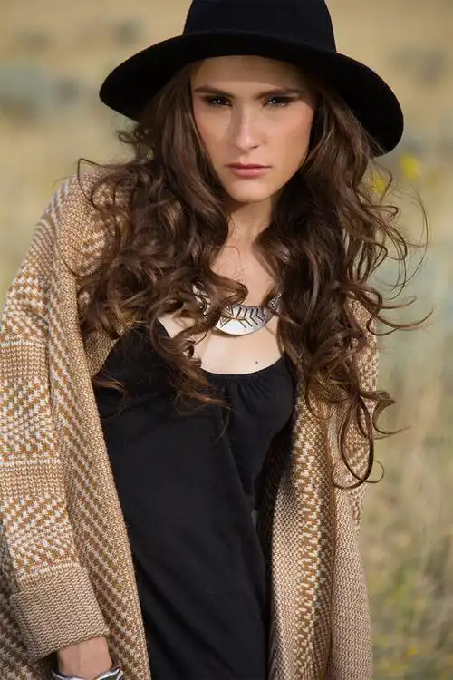 使用通道工具快速抠出戴着帽子的长发美女的ps抠图教程-足够资源