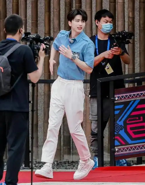 蔡徐坤丽水录跑男路透学长风造型网友心疼一波三折的他