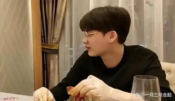 李易峰风波后首露正脸打扮低调人也消瘦了回归普通人生活