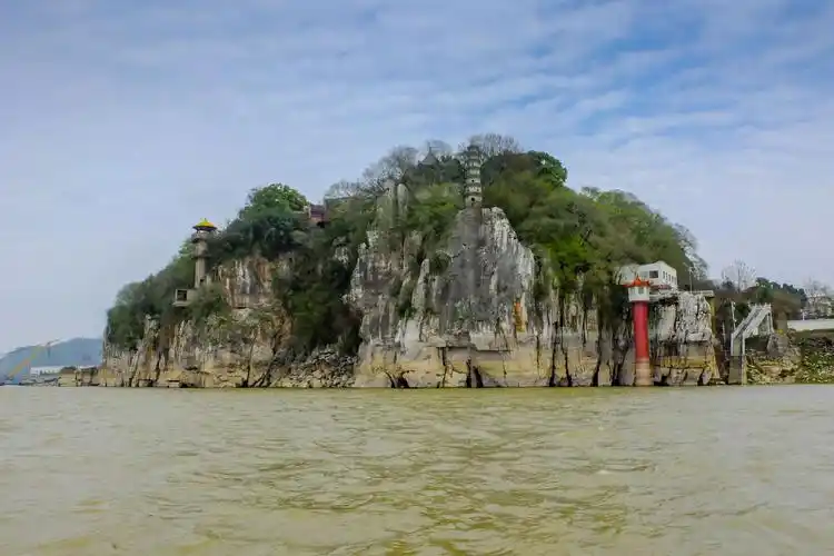 石钟山位于江西九江市湖口县,长江与鄱阳湖交汇处.