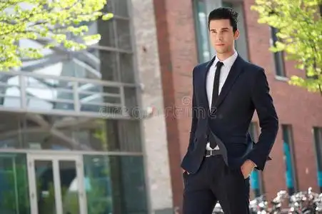 英俊的商人步行上班照片