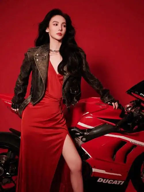 金晨皮衣红裙机车大片##金晨红裙机车氛围感大片