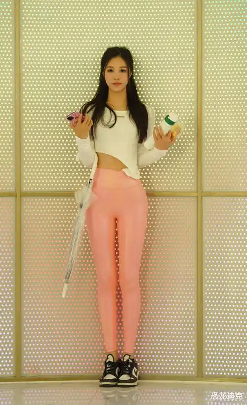 粉色皮裤和绿色瑜伽裤,颜色都很惹眼,穿上都很火辣_女生_姐姐_黑色