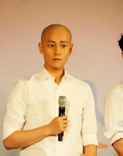 当男星剃成光头,张一山痞气,罗晋普通,看到许凯:两眼放光