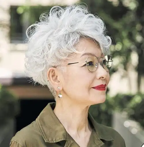 奔七奔八的大姐头发花白,发型这样剪就对了,不用染发也很显气质
