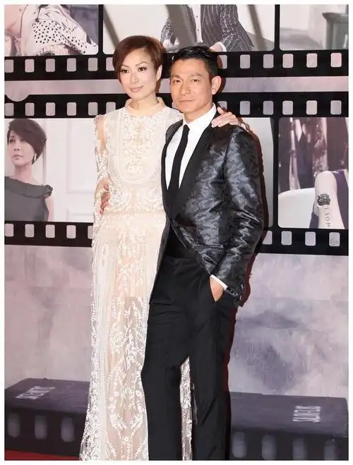 郑秀文与刘德华合影一袭裸色蕾丝连衣裙配短发平板身材更高级