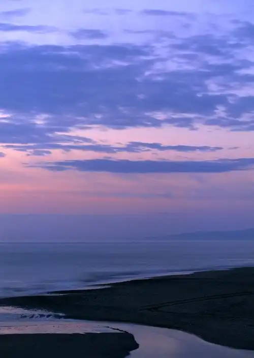 傍晚时分天空下的美丽海滩