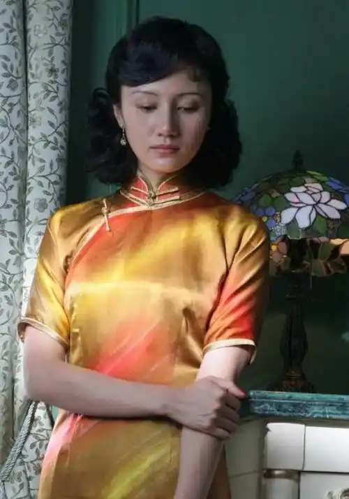 袁泉才是真正的气质美人,穿旗袍有种独特韵味,把优雅刻在骨子里_风格