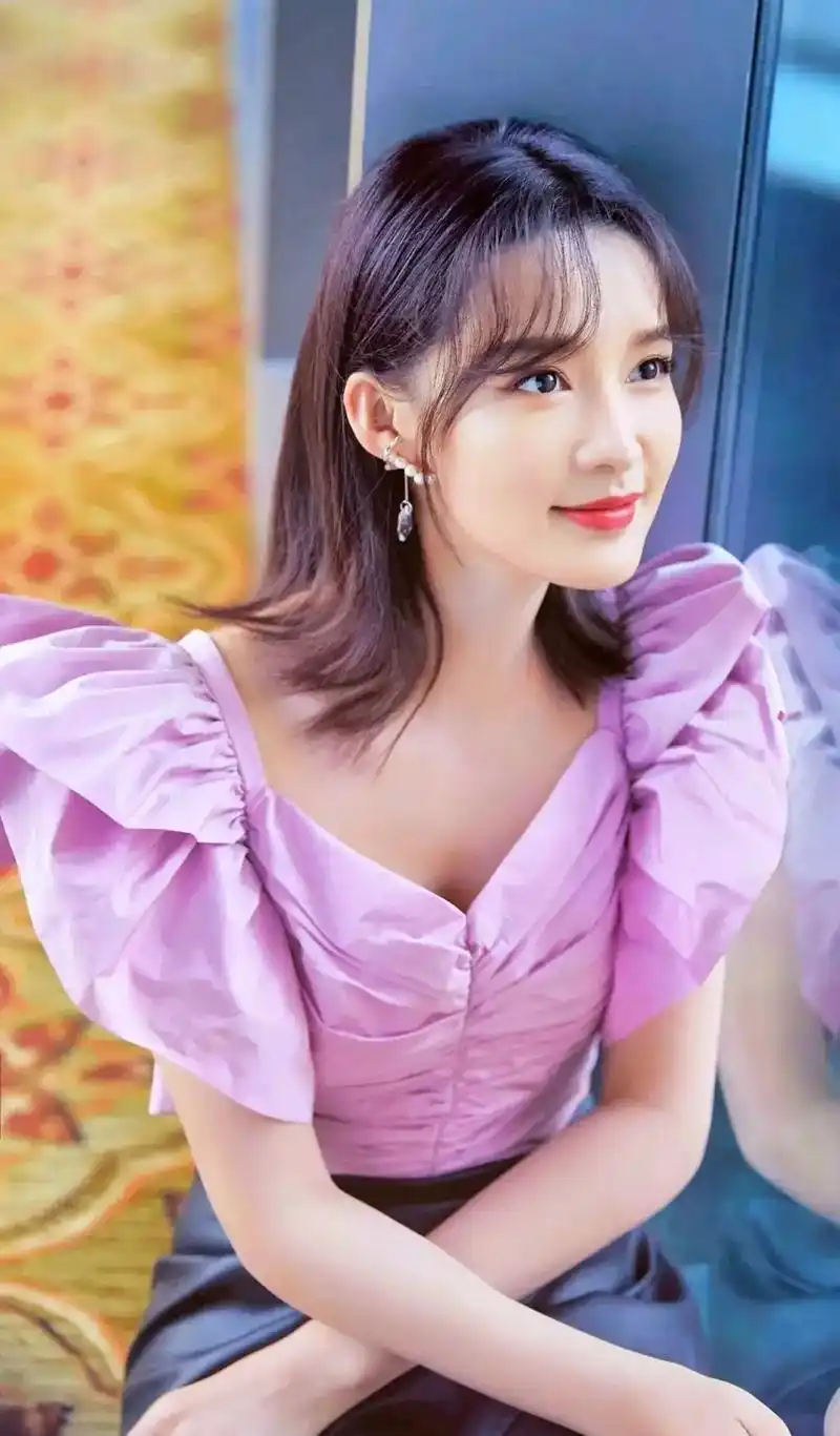 李沁 #完美身材 #气质美女 李沁,1990年9月27日出 - 抖音