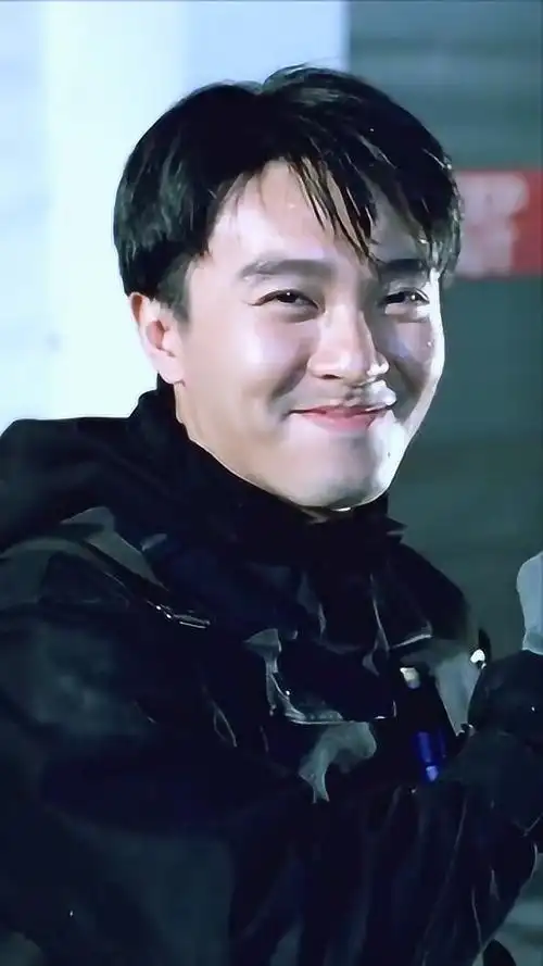 周星驰,这颜值穿警服,帅的一批!