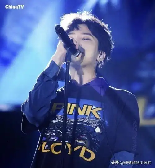 权志龙退伍照寸头加迷彩服人气不减当年获三千人迎接