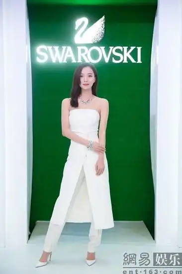 王珞丹着抹胸开叉长裙出席活动 仙范十足