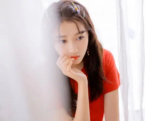 关晓彤越来越舍得"秀腿"了,发挥172身高优势,自带飒爽的气质