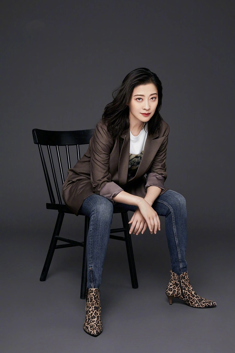 梅婷真是阿姨辈顶流白色外套配牛仔短裤休闲洒脱时髦温柔