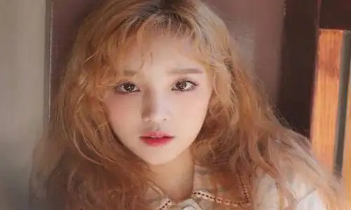 宋雨琦晒卸妆后照片,摘掉了美瞳和假睫毛,感觉就像一个初中生!