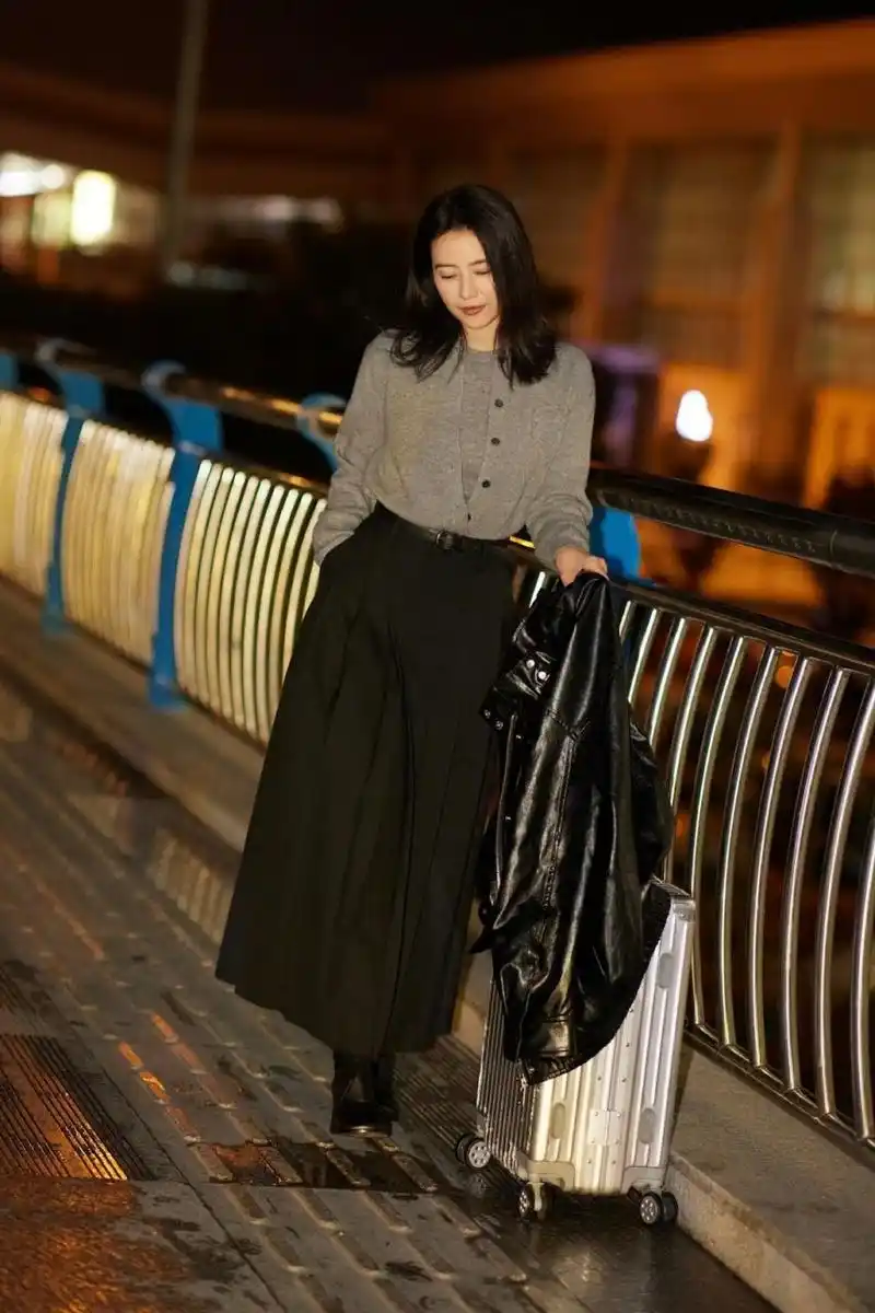 pcstar#  高圆圆最新机场照,身着灰色针织外套搭配黑色a字长裙一崭鲻