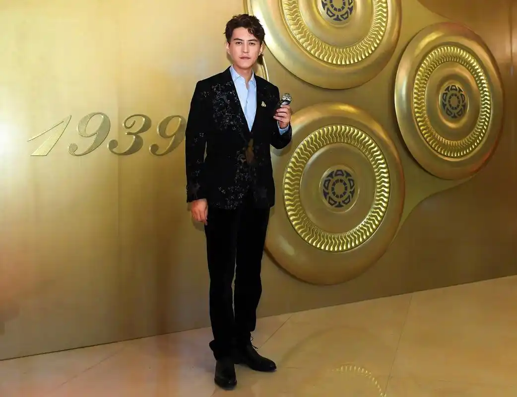 原创靳东绣花西装展绅士魅力与黄景瑜同台笑纹明显原来男神也会老