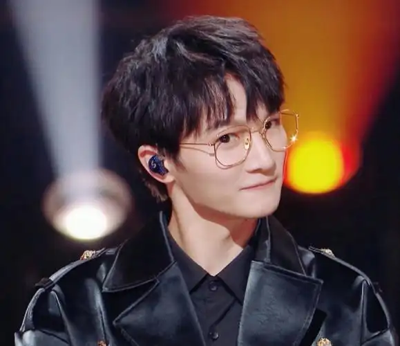 请深深把眼镜焊在脸上,谢谢[doge]#周深宝藏男孩  #调查中