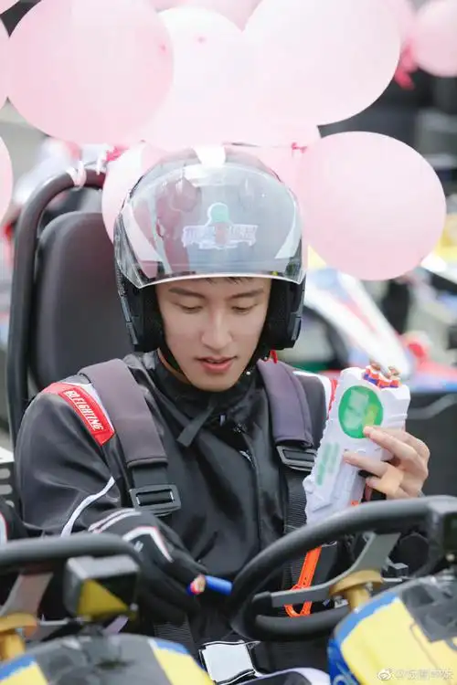 黄景瑜不愧演过赛车手