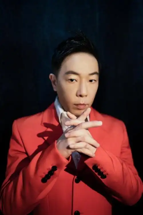 朱茵带女儿游迪士尼,8岁莺莺扮公主,眉眼与爸爸黄贯中一模一样