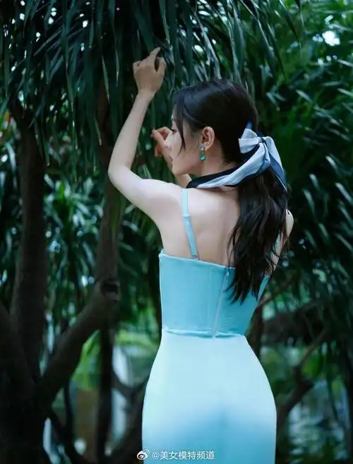 迪丽热巴穿蓝色高开叉长裙低马尾气质温柔笑容甜美