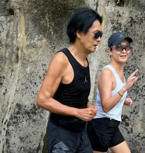 周润发和陈荟莲不算丁克,陈荟莲年轻时也曾经怀过一个女儿,但最后女儿